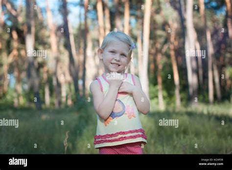 Belle fille blonde Banque de photographies et dimages à haute résolution Alamy