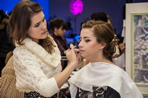 El Artista De Maquillaje Trae A La Muchacha De Maquillaje Imagen De