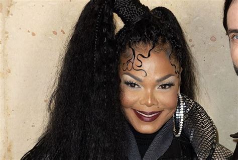 Janet Jackson 56 ans visage lisse à lextrême peau sans rides La