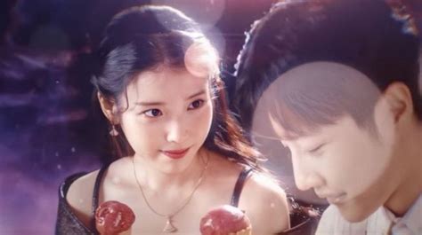 Lirik Lagu Strawberry Moon Iu