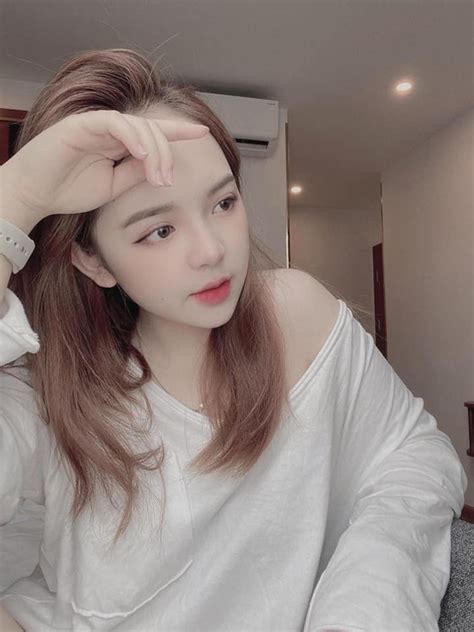 Hot girl tiểu học đẹp mơn mởn ở tuổi 20 nhan sắc đốn tim người nhìn
