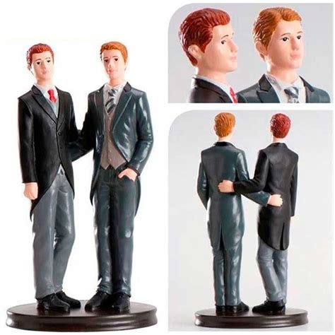 Pareja De Boda Gay Abrazados
