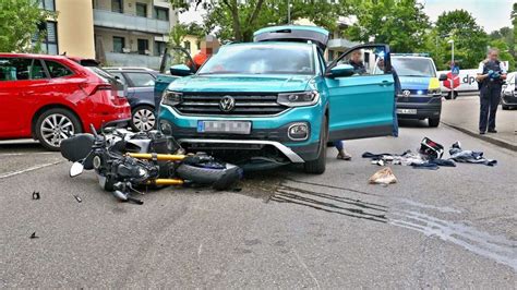 Motorrad Unfall In Stuttgart Giebel Biker Rutscht In Auto Und Wird