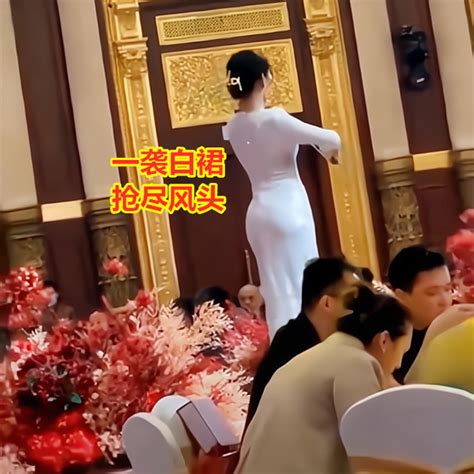 女子闺蜜婚礼表演小提琴，一袭白裙出尽风头，大叔看愣了忘记吃饭腾讯新闻