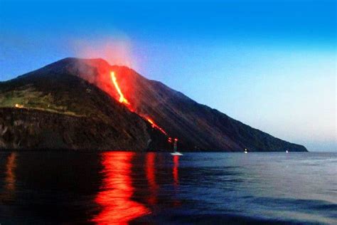 Dopo L Etna Blitz Dello Stromboli Con Eruzione Lampo