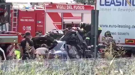 Porsche Cayenne Sotto Un Tir In A Un Morto E Tre Feriti I Vigili Del