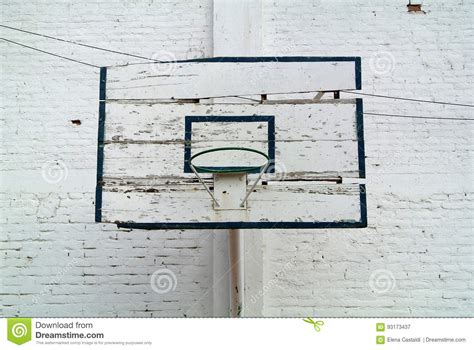 Tablero Trasero Viejo Con La Cesta Para Jugar A Baloncesto Imagen De