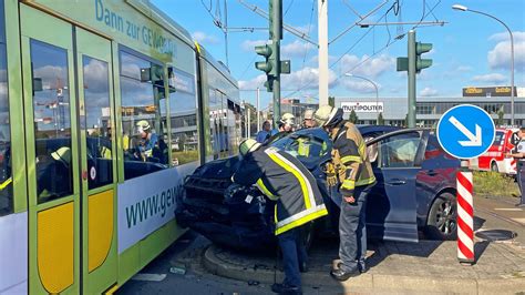 Essen Auto Kracht Gegen Stra Enbahn Fahrer In Lebensgefahr