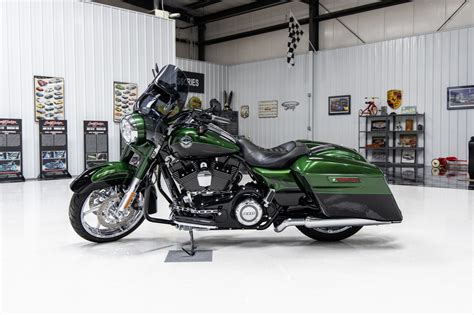 2300 Mile Harley Davidson Cvo Road King Lets You Conquer The Highway With Confidence