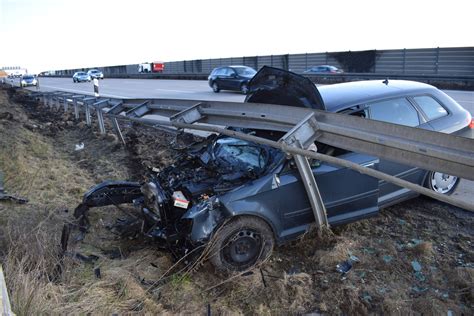 Pol Hi Verkehrsunfall Auf Der A Mit Zwei Verletzten Personen