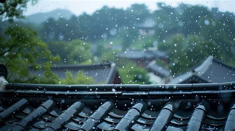 大雨中唯美的屋檐在流水高清图片下载 正版图片402576201 摄图网