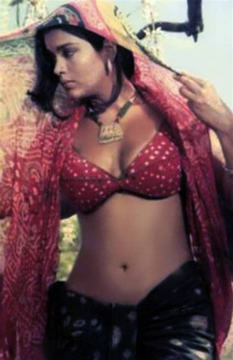 ZEENAT AMAN HOT PICS NAVEL CLEAVAGE ABDOMEN CURVES SPICY LOOKS