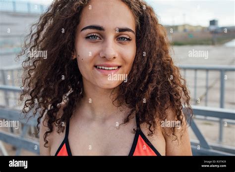 Retrato De Mujer Joven Morena Sonriente Al Aire Libre Fotograf A De