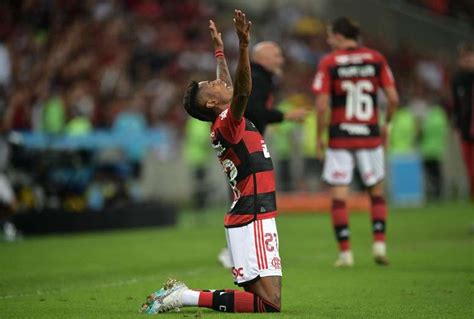 Análise Flamengo demonstra força do elenco que amplia leque de opções