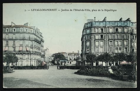 Levallois Perret Jardins de l l Hôtel de Ville place de la