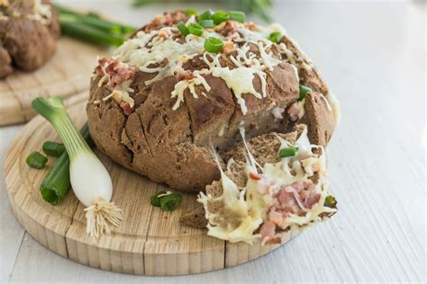 Zupfbrot mit Speck und Käse