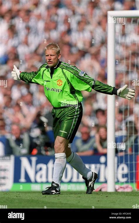 PETER SCHMEICHEL MANCHESTER UNITED FC 22 May 1999 Stock Photo Alamy