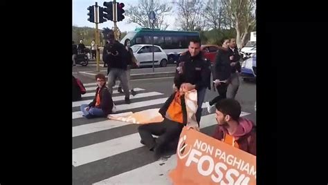 Ultima Generazione Nuovo Blocco Del Traffico A Roma Interviene La