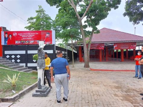 Pembuatan Patung Bung Karno Di Depan Aula Dpc Pdi Perjuangan Lampung