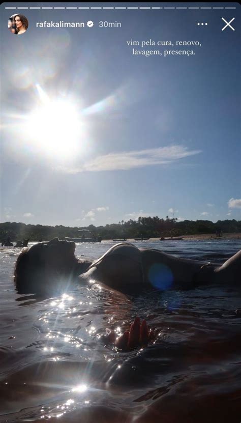 Rafa Kalimann esbanja beleza ao posar no Rio Caraíva na Bahia