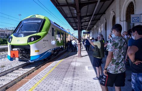 Trenord A Luino Il Nuovo Donizetti Fa Il Pieno Di Applausi