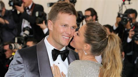 Tom Brady And Gisele Bundchen Cant Stop Kissing On Met Gala Red Carpet