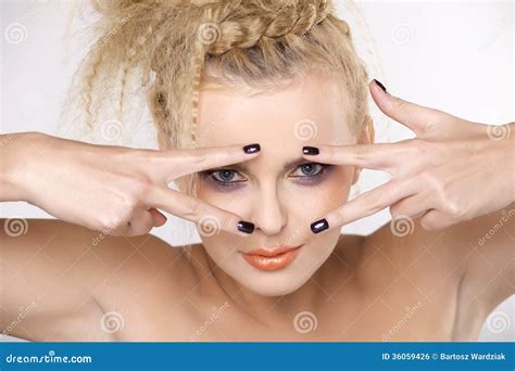 Jonge Mooie Vrouw Met Mooie Blonde Haren Stock Foto Image Of Exemplaar Gezondheid