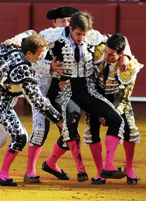 Buena evolución del torero español El Juli tras sufrir una cornada