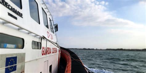 Gommone In Avaria A Messina Salvate Sei Persone Che Erano A Bordo