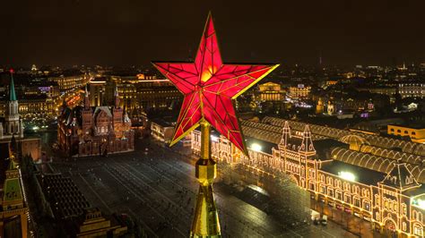 Las estrellas rojas del Kremlin el mítico símbolo de la URSS cumple 85