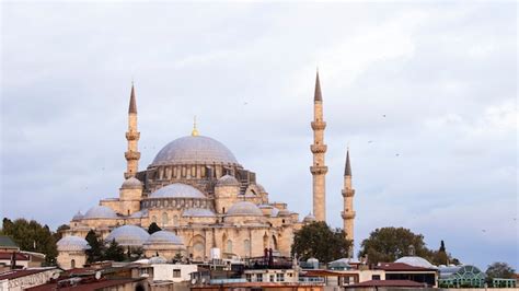 Mezquita Rustem Pasha Con Torres En Tiempo Nublado Techos De Los