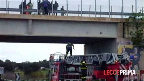 Minaccia Di Gettarsi Dal Ponte Lo Salvano In Extremis