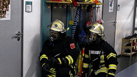 Zehn Feuerwehren rücken zur Großübung an der Schule aus