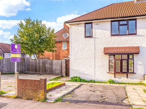 3 Bed End Terrace House For Sale In Roundtable Road Bromley Br1 £