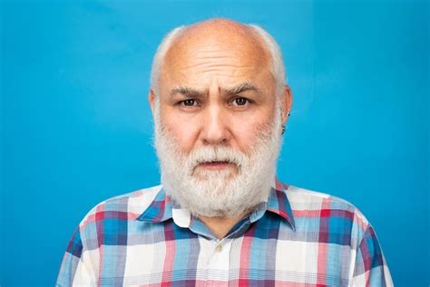 Retrato De Primer Plano De Un Hombre Mayor Elegante Con Barba Gris