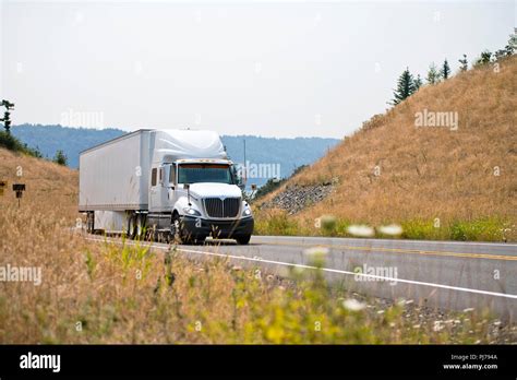 Big Rig Poderoso Blanco Semi Cami N Tractor Transportar Mercanc As En