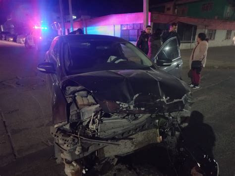 Auto choca y termina en camellón impactado con palmera Notigram