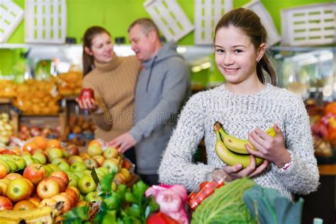 Sonriente Muchacho Preadolescente Caminando Con Su Madre En El Mercado