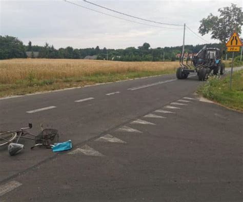 Horror na drodze Rowerzystka wpadła pod ciągnik rolniczy Nie miała