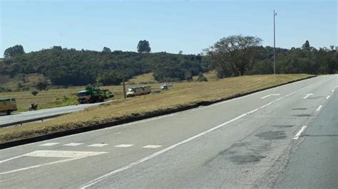 Duas Pessoas Morrem Em Capotamento De Carro Na Fern O Dias Em Carea U