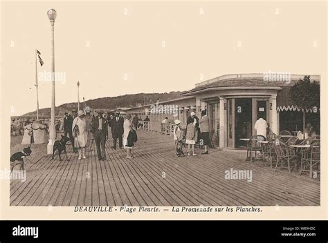 Deauville FR 14 CPA La Plage Fleurie La Promenade Sur Les Planches 01