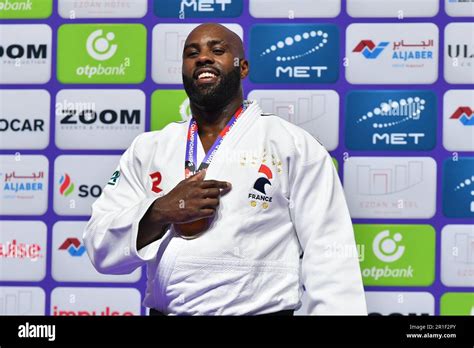 Teddy Riner En France Pose Avec La M Daille D Or Apr S Avoir Remport