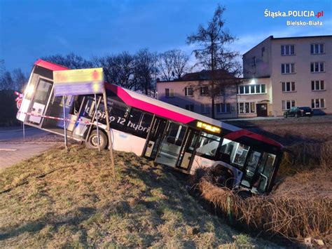 Autobus wypadł z drogi i zawisł na skarpie Pasażerka trafiła do