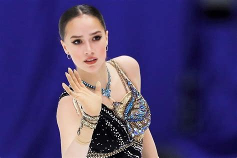 「えげつない美女！」「まだ20歳なの？」妖精ザギトワが披露した“スポーツキャスター”姿にファン喝采！ The Digest