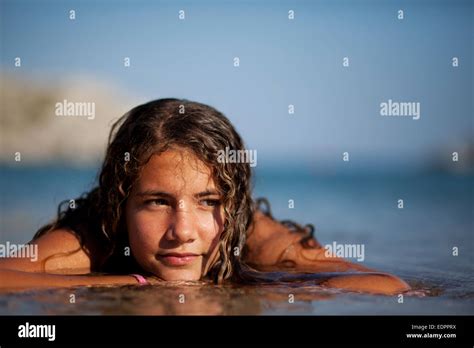 Niña de 15 años tomando el sol fotografías e imágenes de alta