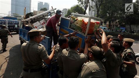 Satpol PP Angkut Dagangan PKL Yang Berjualan Di Bahu Jalan Foto