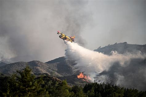 Avião bombardeiro de água que combatia incêndios cai na Grécia Mundo