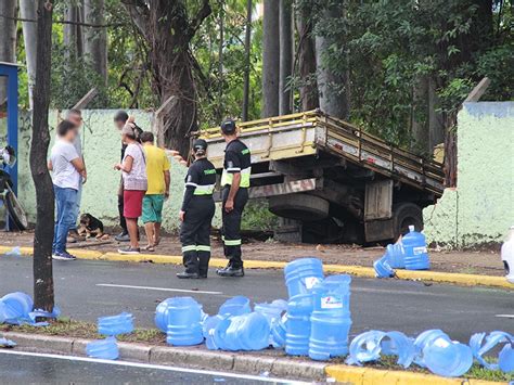 Salto Caminhão derruba muro de indústria e galões de água se espalham