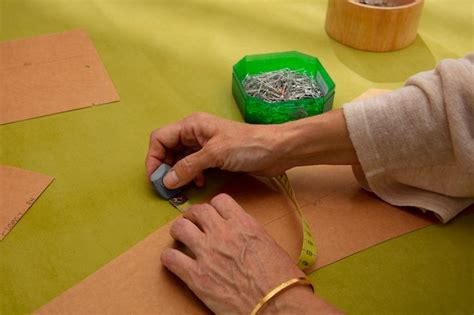 Diseñadora de moda femenina en el estudio trabajando en ropa Foto Gratis