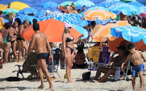 Carol Portaluppi Renova O Bronzeado Em Praia Da Zona Sul Do Rio